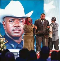  ?? Jon Shapley / Staff photograph­er ?? Edwin Watson is joined by his sisters, Musette, left, and Trisha, at Deputy Bruce Watson’s funeral on Jan. 12.