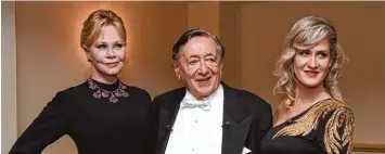  ?? Foto: Herbert P. Oczeret/APA/dpa ?? Richard Lugner mit seiner Begleitung Simona Weiß (rechts) und Schauspiel­erin Melanie Griffith.