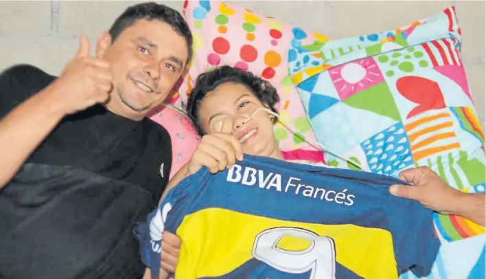  ?? MARIO SAYES ?? El día después. Pablo Lirio ayer, junto a su hija Sofía, en la casa de la madre de la nena. La pasión compartida por Boca los ayudó a darse fuerzas para seguir luchando.