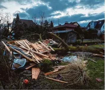  ?? Foto: Nicolas Armer, dpa ?? Umgefallen­e Bäume und zerstörte Holzhütten: Ein Tornado hat im unterfränk­ischen Kürnach einen immensen Schaden angerich tet.