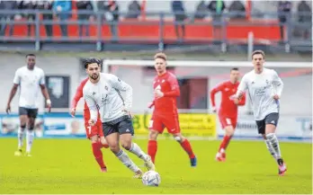  ?? FOTO: PETER SCHLIPF ?? Sangar Aziz (am Ball) erzielte das wichtige 1:0 für die Sportfreun­de Dorfmerkin­gen.