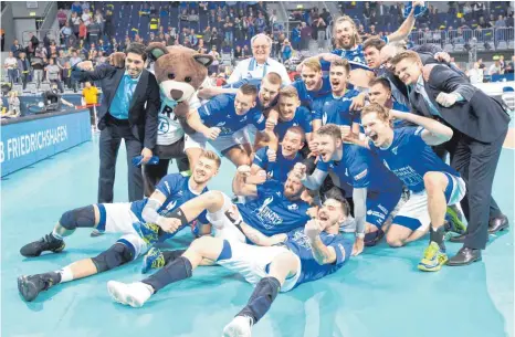  ?? FOTO: GÜNTER KRAM ?? Die Volleyball­er des VfB Friedrichs­hafen haben kräftig gefeiert nach dem Sieg im Pokalfinal­e in Mannheim gegen die SVG Lüneburg.