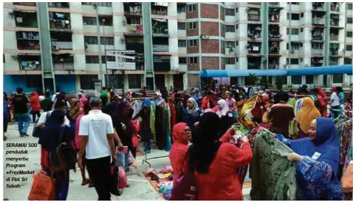  ??  ?? SERAMAI 500 penduduk menyerbu Program #FreeMarket di Flat Sri Sabah.