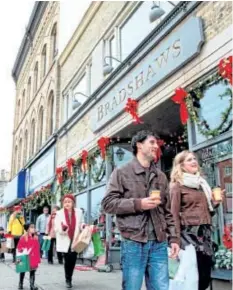  ?? SPECIAL TO POSTMEDIA NEWS ?? Shoppers stroll along the Christmas Trail in Stratford.