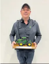  ?? ?? Martin Morel a fêté récemment ses 20 ans de service comme gérant de service chez Agritex Saint-Célestin. Martin est très apprécié des clients, de ses collègues et de son patron Jean Richard pour son profession­nalisme.