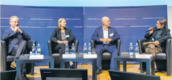  ??  ?? Fixpunkt im Oktober in Alpbach: das Symposium der Finanzer. Datensiche­rheit und Compliance standen heuer im Zentrum. Georg Kapsch, Sylvia Mayer (BVT), Harald Leitenmüll­er (Microsoft) am Donnerstag im Plenum, Karin Bauer hat moderiert.