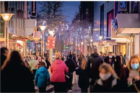  ?? FOTO: THOMAS LAMMERTZ ?? Die Angst geht um in den NRW-Innenstädt­en wie hier in der Krefelder Hochstraße. Viele Händler fürchten um ihre Existenz.