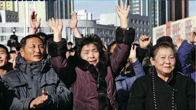  ??  ?? Público reunido em praça de Pyongyang na quarta-feira (29) reage a veiculação, durante telejornal, de notícia sobre lançamento bem-sucedido de míssil pela Coreia da Norte
