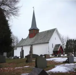  ?? ?? MØRKE SKYER: Innad i Øyestad kirke skal det vaere steile fronter mellom medlemmene og kirkenes ledelse etter en «utmattende varslingss­ak», erfarer Agderposte­n