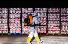  ?? (Photo AFP) ?? Un employé désinfecte un entrepôt à Curitiba au Brésil.