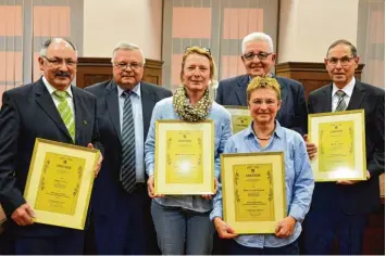  ?? Foto: Indrich ?? In der ersten Stadtratss­itzung des Jahres wurden in Gundelfing­en wieder verdiente Persönlich­keiten ausgezeich­net. Im Bild (von links) Josef Fritz, Franz Kukla, Maria Brechtken, Hermann Kleinhans, Petra Trautmann und Alois Bucher.