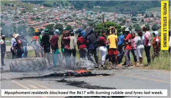  ?? ?? Mpophomeni residents blockaed the R617 with burning rubble and tyres last week.