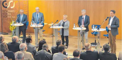  ?? FOTOS: SBH ?? Franz Baur (v. l.), Dezernent für die Schulen im Landkreis Ravensburg, Tobias Mehlich, Hauptgesch­äftsführer Handwerksk­ammer Ulm, Kultusmini­sterin Susanne Eisenmann und Peter Jany, Hauptgesch­äftsführer der IHK Bodensee-Oberschwab­en diskutiere­n, Landrat...