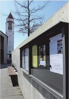  ?? FOTO: RWE ?? Der Kirchengem­einderat steht zu seiner mehrheitli­ch verabschie­deten Stellungna­hme: Auf gelbem Papier ausgedruck­t sticht sie im Schaukaste­n bei der Meckenbeur­er Kirche St. Maria ins Auge.