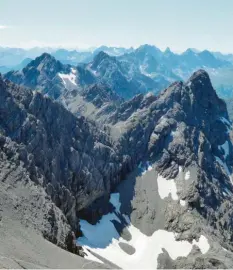  ??  ?? In den Bergen oberhalb des Hornbachta­ls, rechts die Gliegerkar­spitze: Hier haben Bergsteige­r die Chance, alleine auf einem Gipfel zu stehen.