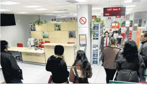  ?? EL DÍA ?? Usuarios esperan en una oficina del Servicio Andaluz de Empleo.