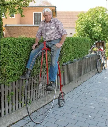  ?? Foto: Denis Dworatsche­k ?? Ludwig Strehle auf seinem Hochrad aus dem 19. Jahrhunder­t: Der 81 Jährige hat neben der Rarität auch noch zwei Räder aus den 1920er Jahren.