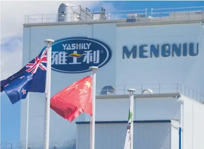  ?? Photo / Jason Oxenham ?? New Zealand and Chinese flags fly outside the Yashili New Zealand Dairy plant in Pokeno.