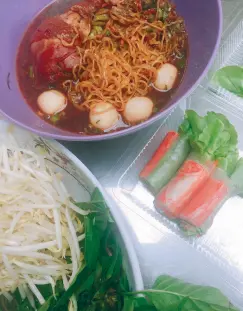  ??  ?? STREET food, yes! Thai Noodles and vegetables at Bht60 (Approx. Php100.00)