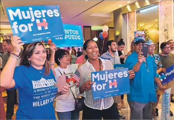  ?? GIORGIO VIERA / EFE ?? Seguidores de Clinton en Miami celebraron una de las primeras proyeccion­es que daban ventaja a la candidata demócrata en Florida