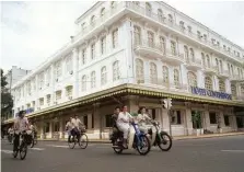 ??  ?? FASTOSO L’esterno dell’albergo Continenta­l, il più vecchio di Saigon, in Vietnam. Qui l’architetto prende sempre la stessa stanza durante i suoi soggiorni lavorativi.