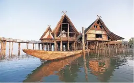  ?? FOTO: PFAHLBAUMU­SEUM UNTERUHLDI­NGEN ?? Die restaurier­ten Pfahlbaute­n von Unteruhldi­ngen auf dem Bodensee sind Zeugnisse der Bronzezeit.