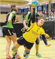  ?? FOTO: ALEXANDER HOTH ?? Haben in einem packenden Handball-Derby gegen Ailingen mit 17:19 das Nachsehen gehabt: Katharina Diemer (am Ball) und ihre HSG Friedrichs­hafen-Fischbach I.