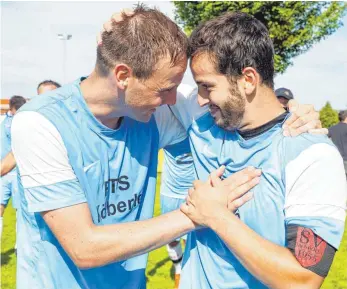  ?? FOTO: ROLF SCHULTES ?? Matthias Steinhause­r und Sebastian Jehle bejubeln den Aufstieg des SV Fronhofen.