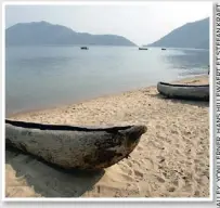  ??  ?? ∫ Des canots traditionn­els sur une plage de Cape Maclear.