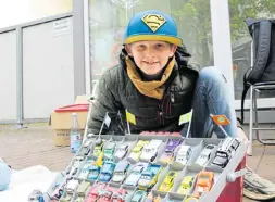  ?? Foto: Jan-henrik Gerdener ?? Arjen (11) verkauft sein altes Spielzeug und möchte mindestens 40 Euro auf dem Flohmarkt verdienen.