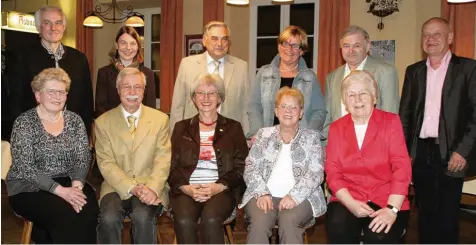  ?? Foto: nr ?? Sie sind seit Jahren Bestandtei­l der Burgheimer Chorgemein­schaft: (von links sitzend) Erna Bauer, Christian und Helma Wisnewski, Gisela Hörmann und Elisabeth Lenz sowie (von links stehend) Josef Heckel, Franziska Wieseler, Alfred Martin, Margot Höger,...