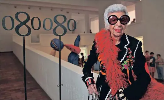  ?? TONI ALBIR / EFE ?? Iris Apfel, en la Fundació Miró de Barcelona, donde presentó el documental Iris en el marco de la pasarela 080