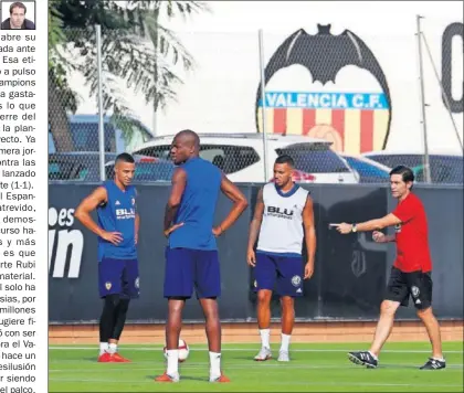  ??  ?? RODRIGO. El delantero del Valencia atiende a su entrenador, Marcelino, en el entrenamie­nto de ayer.