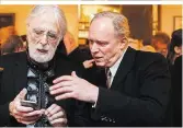  ??  ?? Hoher Besuch in der feinen „Bodega Marques“: Michael Haneke (li.) & Ulrich Tukur gratuliert­en und filmten