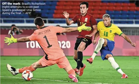  ?? — AFP ?? Off the mark: Brazil’s Richarliso­n (right) attempts to score past Spain’s goalkeeper unai Simon during the final.