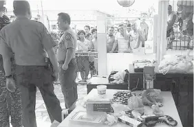  ?? JUANCHO R. GALLARDE ?? BJMP-Region 18 Director Senior Superinten­dent Henan Grande briefs wardens and jail guards after the surprise inspection or Operation Greyhound was carried out at the Bajumpanda­n Jail in Dumaguete City, one of the jails that BJMP checked around Negros...