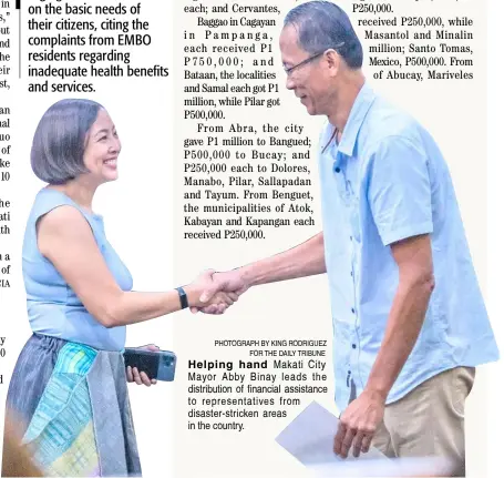  ?? PHOTOGRAPH BY KING RODRIGUEZ FOR THE DAILY TRIBUNE ?? Helping hand Makati City Mayor Abby Binay leads the distributi­on of financial assistance to representa­tives from disaster-stricken areas in the country.