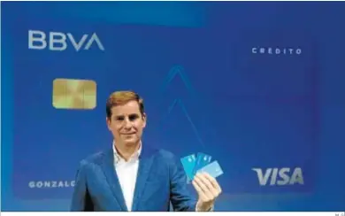  ?? M. G. ?? Gonzalo Rodríguez, director de Desarrollo de Negocio en España de BBVA, con las nuevas tarjetas Aqua.