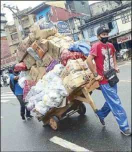  ?? ANDY ZAPATA JR. ?? A man transports goods in Baguio City yesterday.