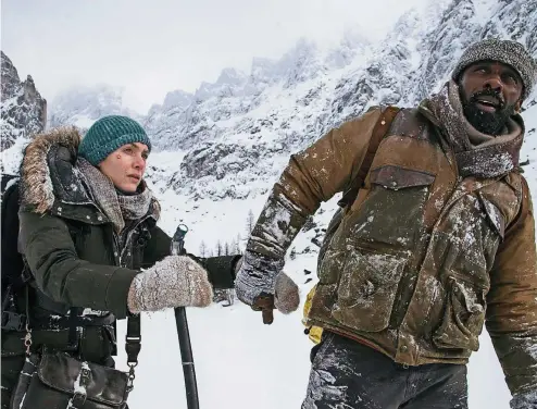  ??  ?? Kate Winslet und Idris Elba schlagen sich nach der Bruchlandu­ng durch die weiße Wildnis.