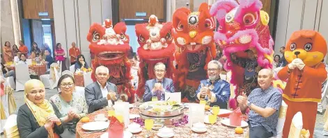  ?? ?? Sabah Finance Minister Datuk Seri Masidi Manjun (third right) attended CelcomDigi Chinese New Year open house at Shangri-La Tanjung Aru yesterday. Also present were Qhazanah Sabah Bhd chairman Datuk Dr Yusof Yacob (third left) and CelcomDigi Chief Enterprise Business Officer, Afizulazha Abdullah (second right).
