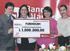  ??  ?? Guillermo Bueso realizó la entrega simbólica a Funhocam de un cheque por valor de un millón de lempiras.