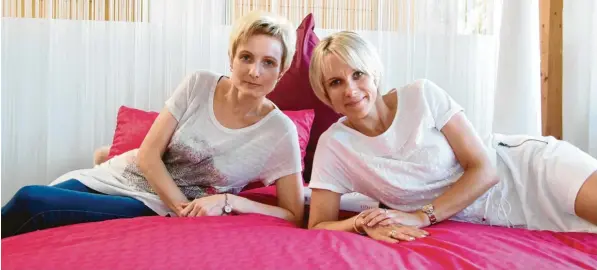  ?? Foto: Sabine Roth ?? Halten zusammen wie Pech und Schwefel: Angelika Burkhard und Susanne Kreppold sind beide seit über 20 Jahren im elterliche­n Geschäft tätig.