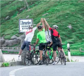  ??  ?? Above Hands up! Everyone claps proudly at the summit