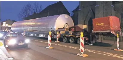  ?? FOTOS: UBG(2)/JASI(1) ?? Kein Weiterkomm­en: Der Brauerei-tank wurde an der Gladbacher Straße stillgeleg­t. Erst in der Nacht zu Freitag soll es weitergehe­n.