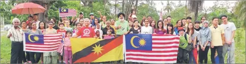  ??  ?? Karambir (front row – centre with turban) having a photo call with participan­ts of the 47th Hornbill Walk, celebratin­g Malaysia Day at the Piasau Nature Reserve.