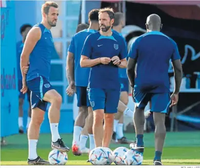  ?? NEIL HALL / EFE ?? Southgate conversa con Harry Kane en el entrenamie­nto de ayer.