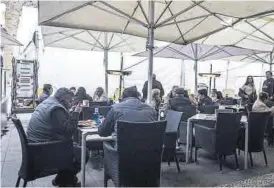  ?? CARLOS GIL ?? Clientes, ayer, en una terraza junto a la carpa de la plaza Mayor.