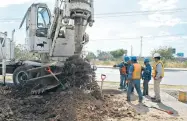  ??  ?? Una máquina construye los pilotes de cimentació­n.