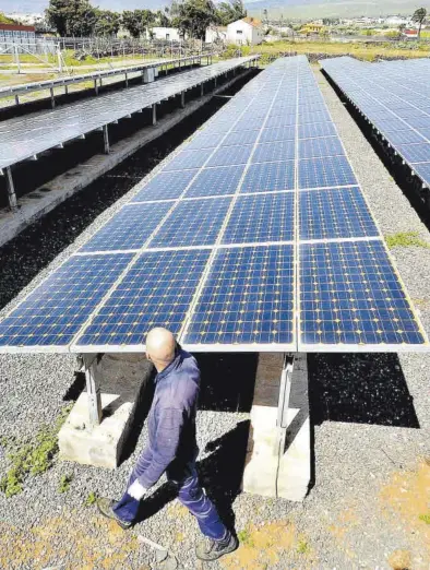  ?? MEDITERRÁN­EO ?? Un operario ultima la instalació­n de una planta fotovoltai­ca, un sector en auge pese al colapso administra­tivo.